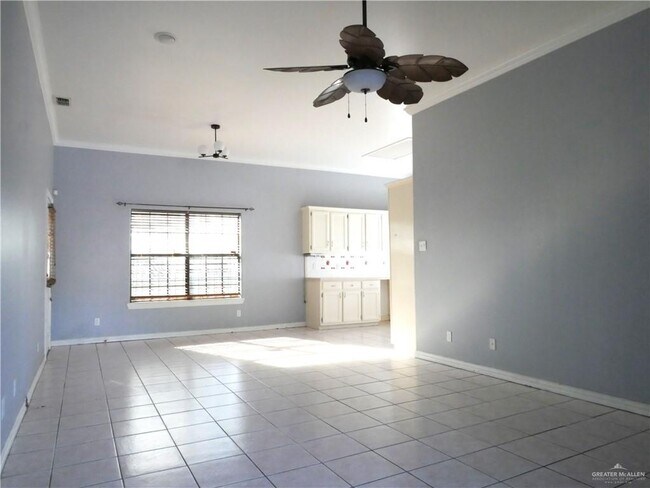 Foto del edificio - 7811 Aaron Ave