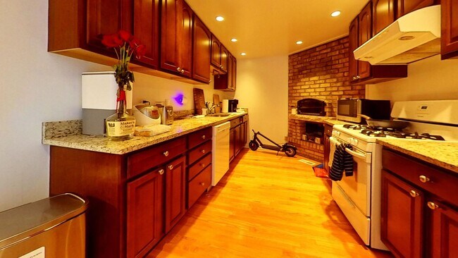 Foto del edificio - East Lakeview Duplexed Two Bedroom Two Bath