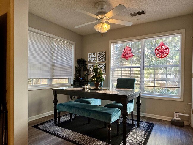 Foto del edificio - 3730 Pardue Woods Pl