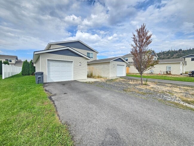 Building Photo - 5207-5207 E Upriver Dr