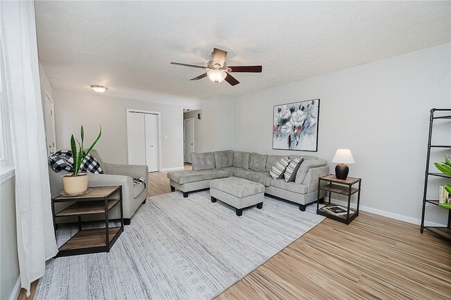 Building Photo - 979 Barclay Rd