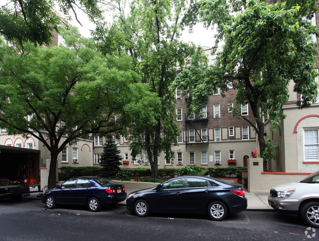 Building Photo - 625 W 169th St