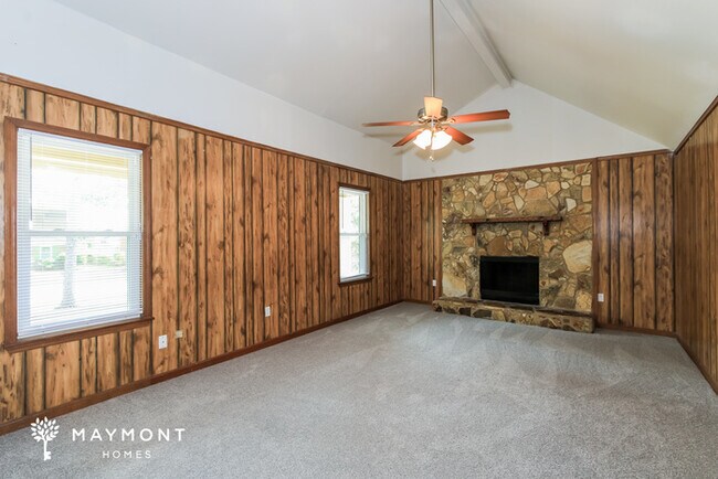 Building Photo - Charming Three Bedroom