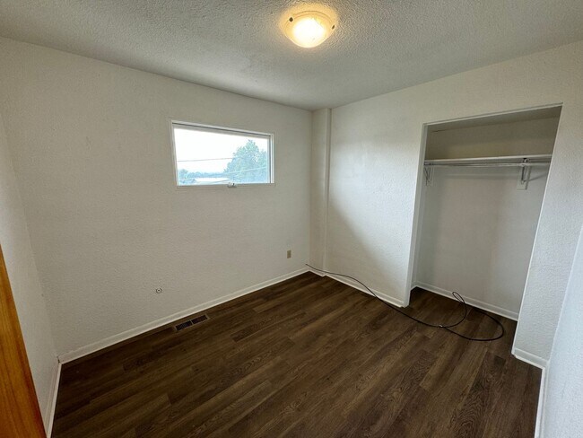 Foto del edificio - 1120 Central Ave W
