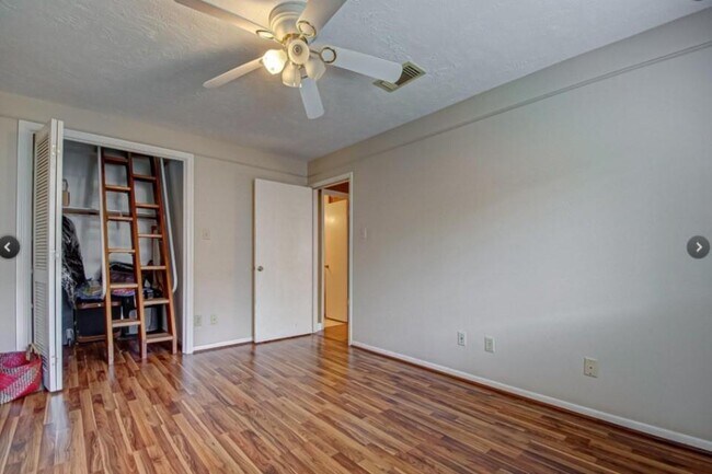 Foto del edificio - 6607 Readsland Ln