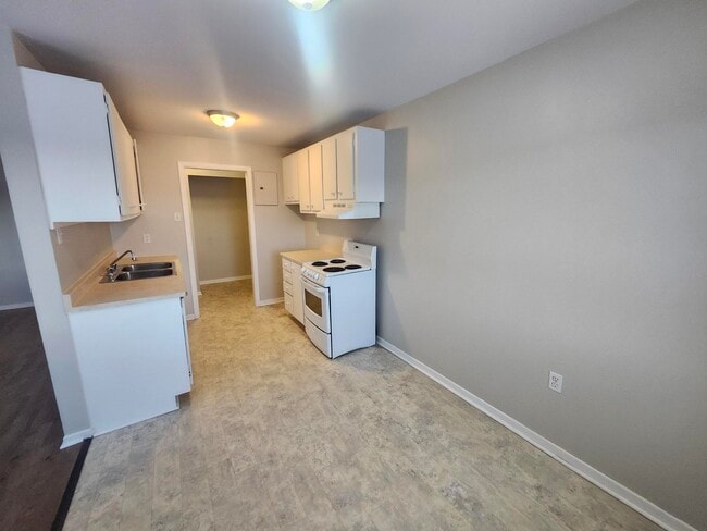 Building Photo - 7 Reading Crescent