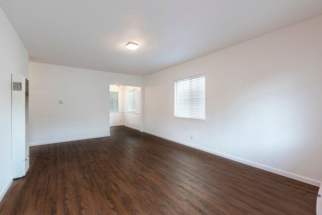 Building Photo - Mayflower Ave