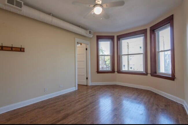 Building Photo - 2475 W Pensacola Ave