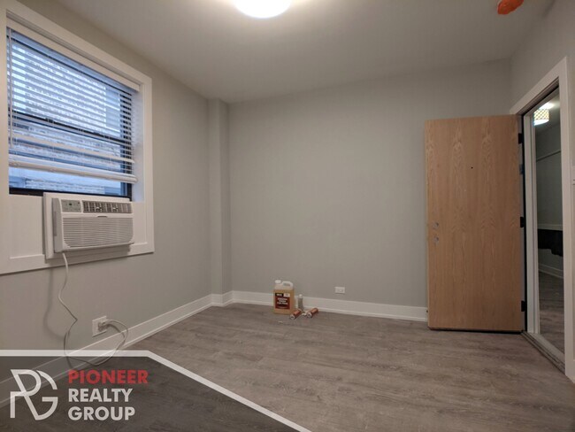 Foto del edificio - 515 W Belmont Ave