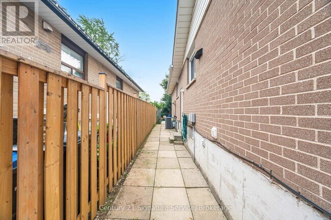 Building Photo - 3583 Ellengale Dr