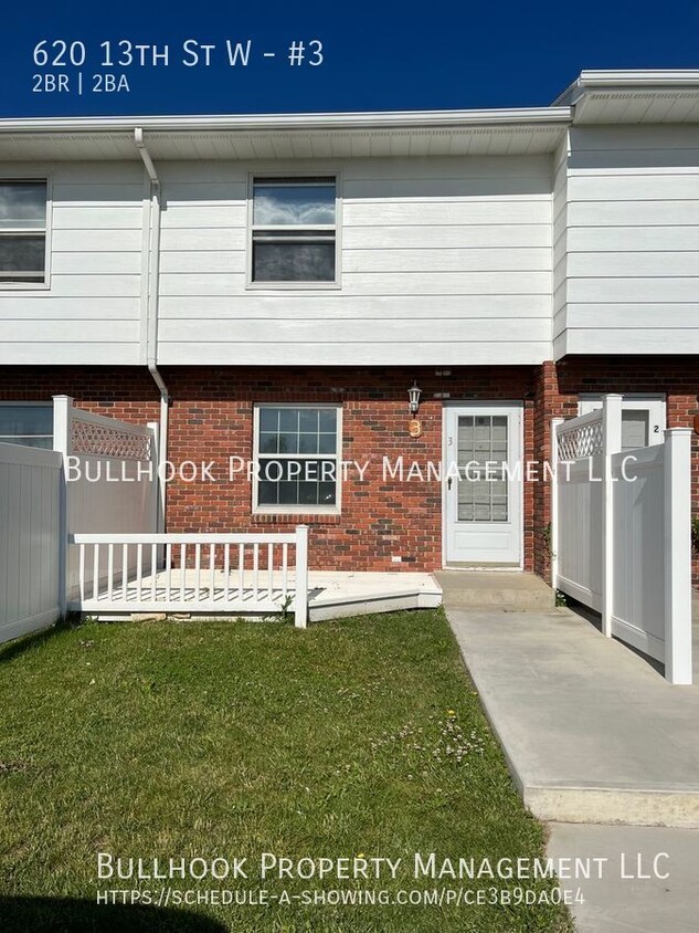 Foto principal - 2 bed 1-1/2 bath townhouse, new paint, flo...