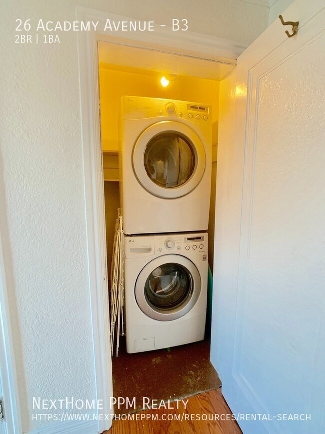 Building Photo - Great Space! Large 2 Bedroom, Heat Paid, L...