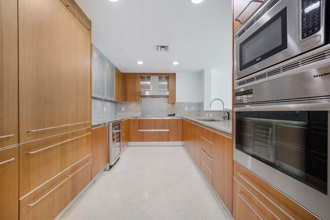 Building Photo - 2627 S Bayshore Dr