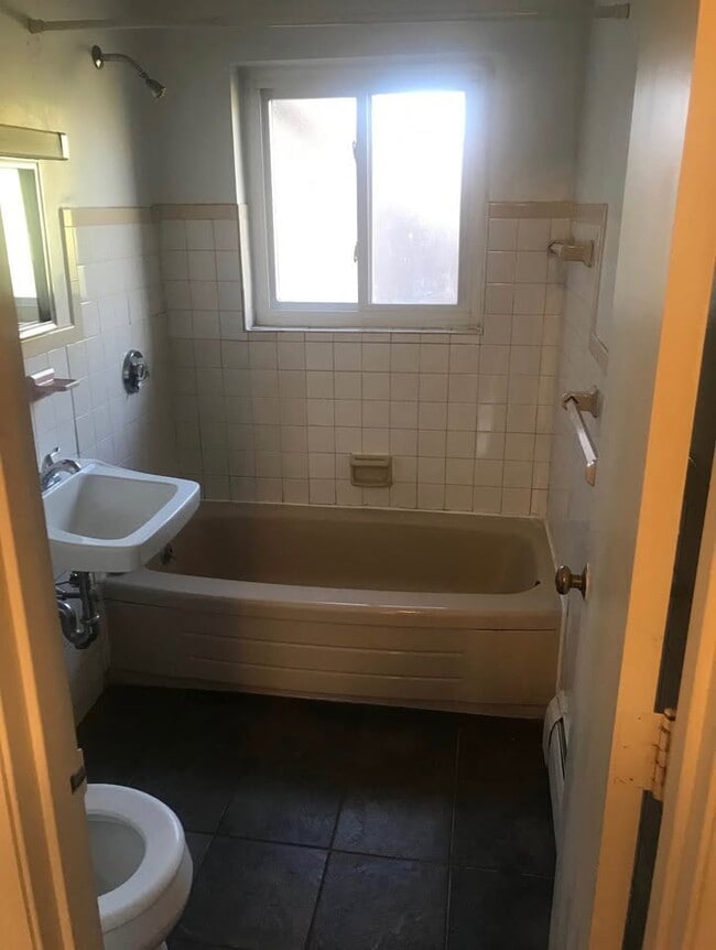 Building Photo - 8 Bryon Rd