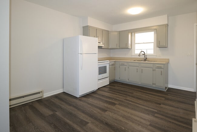 Kitchen - 327 Strouse Ave