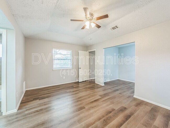 Foto del edificio - 11823 Bee Ln