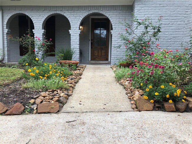 Building Photo - 614 Brook Hollow Dr