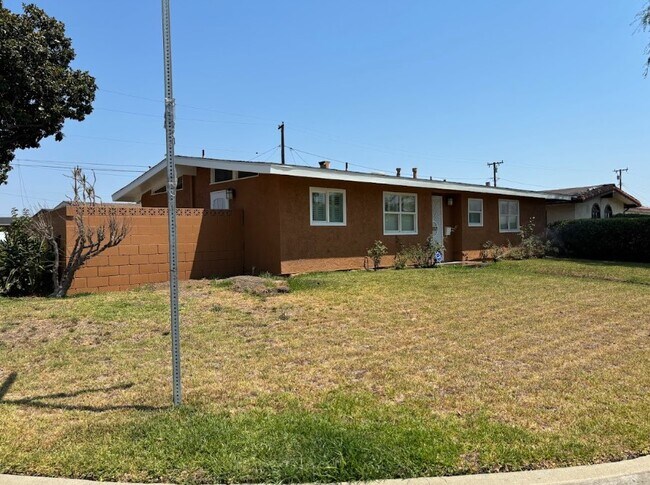 Foto del edificio - 8402 Alburtis Ave
