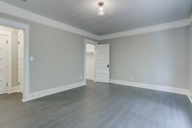 Building Photo - St. Johns: Gorgeous Renovated Studio Ready...