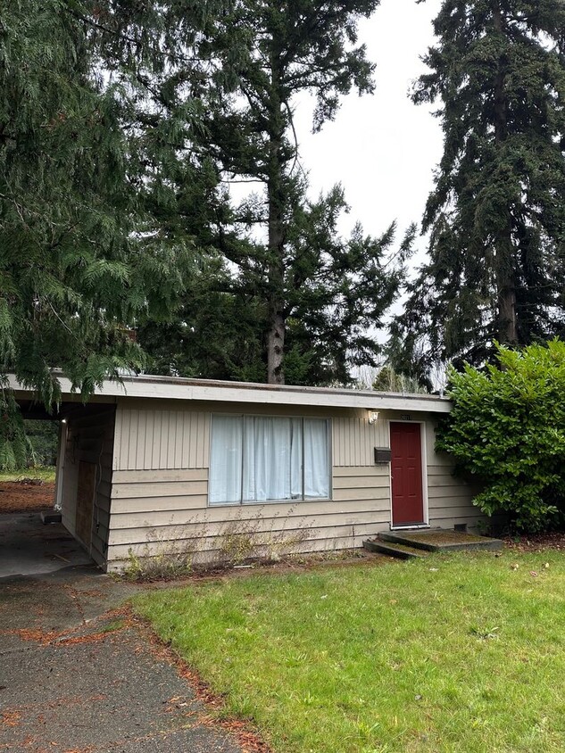 Foto principal - Cozy 3 bedrooms/ 1 bath house in Lynnwood.