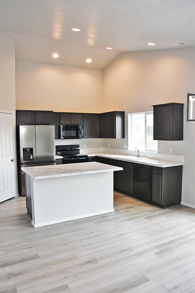 Building Photo - 17668 N Pegram Way
