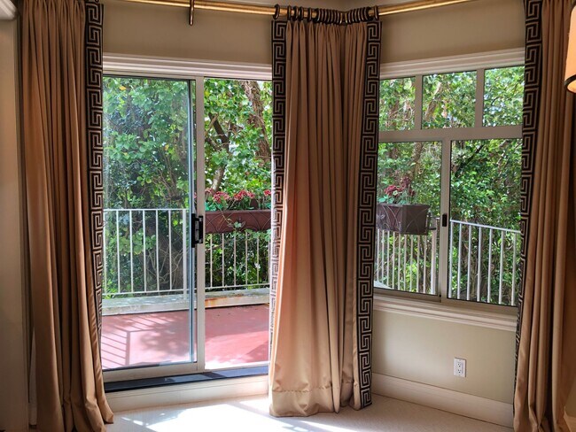 Foto del edificio - The Lombardia - Elegant 2 Bedroom/2 Bath w/2 Car Parking, Deck, Patio, & Large Storage   AMSI/Mau...