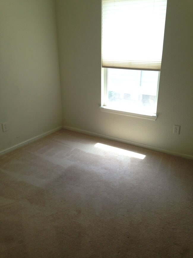 Building Photo - 3BD/2.5BA in Englewood with Attached Garage
