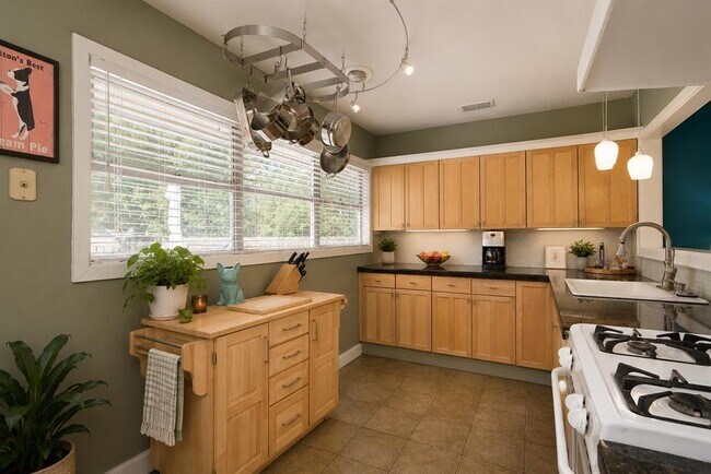 Building Photo - 2603 Albata Ave