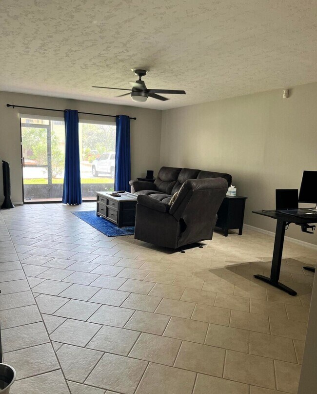 Foto del edificio - 441 N Harbor City Blvd