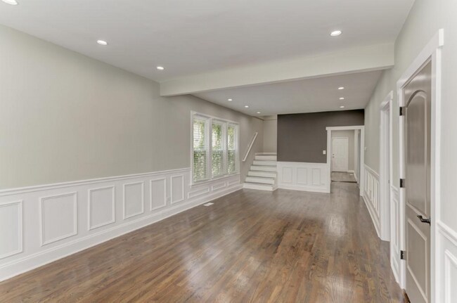 Building Photo - 9319 S Clyde Ave