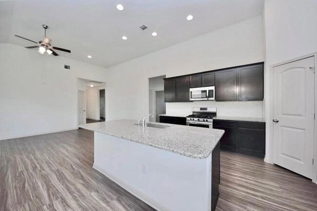 Building Photo - 16829 Aventura Ave