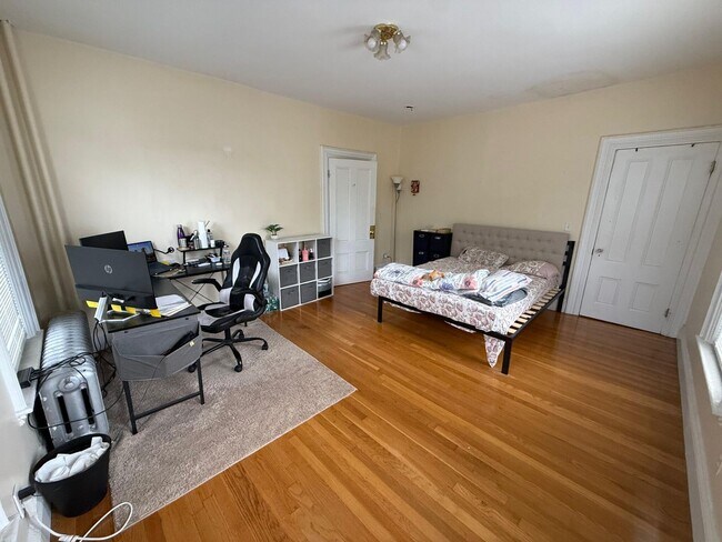 Foto del edificio - Gorgeous, Affordable and Student Friendly Apartment Near T!   Perfect for BU students on a budget