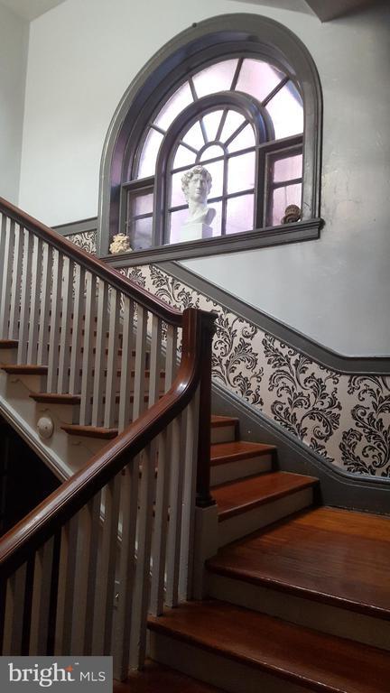 Building Photo - 18 E Eager St