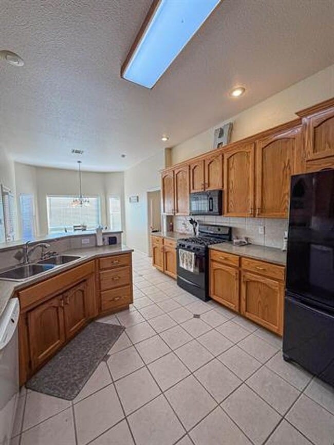 Building Photo - 3 Bedroom 2 bath