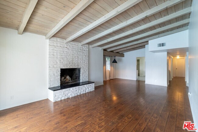 Building Photo - 5652 Fallbrook Ave