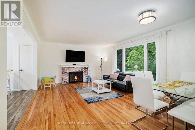 Building Photo - 1303 Albany Dr