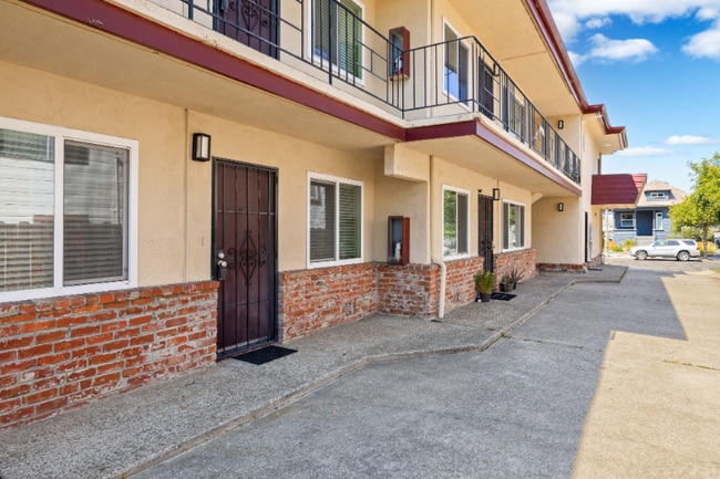 Building Photo - 2612 Santa Clara Ave
