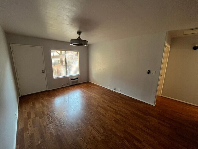 Foto del edificio - Cozy 1 Bedroom Condo with Walk-In Closet &...