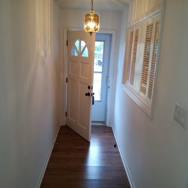 Building Photo - 220 Debra Ct