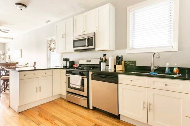 Kitchen - 2840 N Campbell Ave