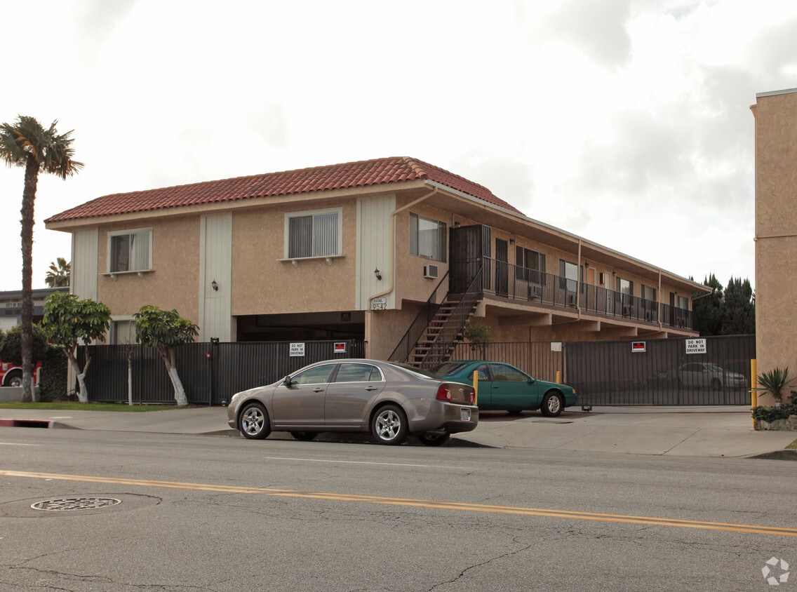9542 Flower St, Bellflower, CA 90706 9542 Flower St Bellflower, CA