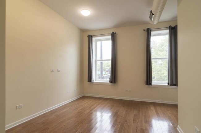 Foto del edificio - 1761 W Augusta Blvd
