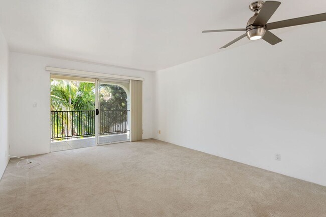 Foto del edificio - Lovely top floor south facing unit in the ...