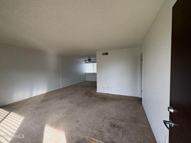 Foto del edificio - 7141 N 16th St