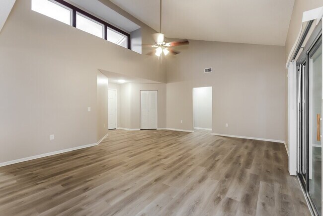 Foto del edificio - 705 Hazy Meadow Ct