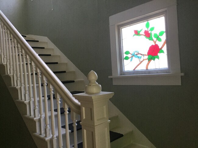 Building Photo - Spacious Home in the Slant Street Neighbor...