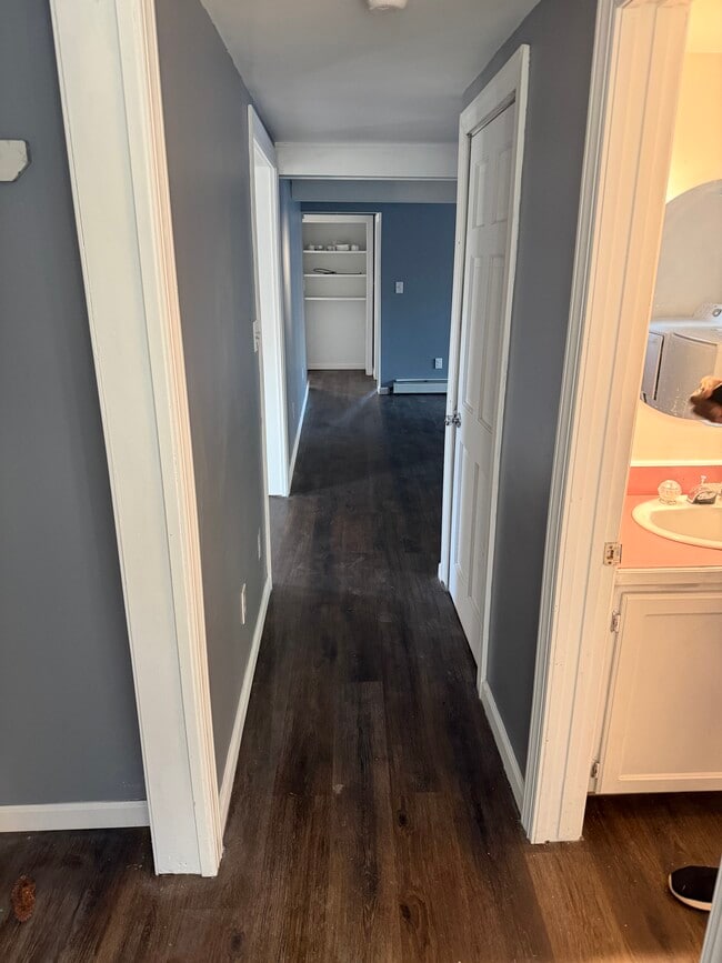 Building Photo - 400 Main St