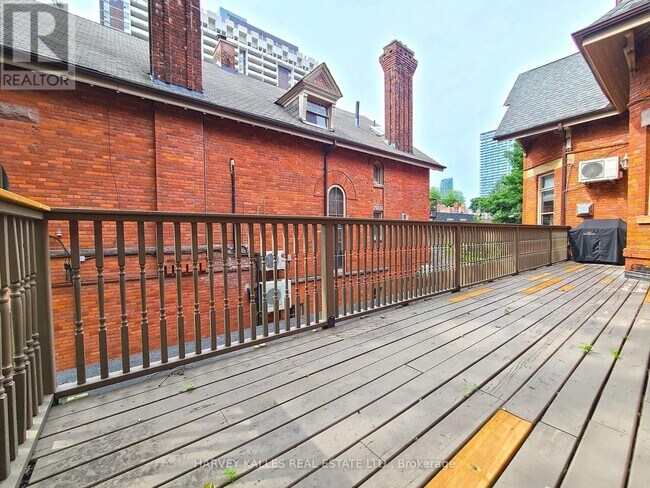 Building Photo - 510 Jarvis St
