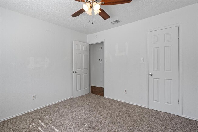 Foto del edificio - 5501 Spring Meadow Rd