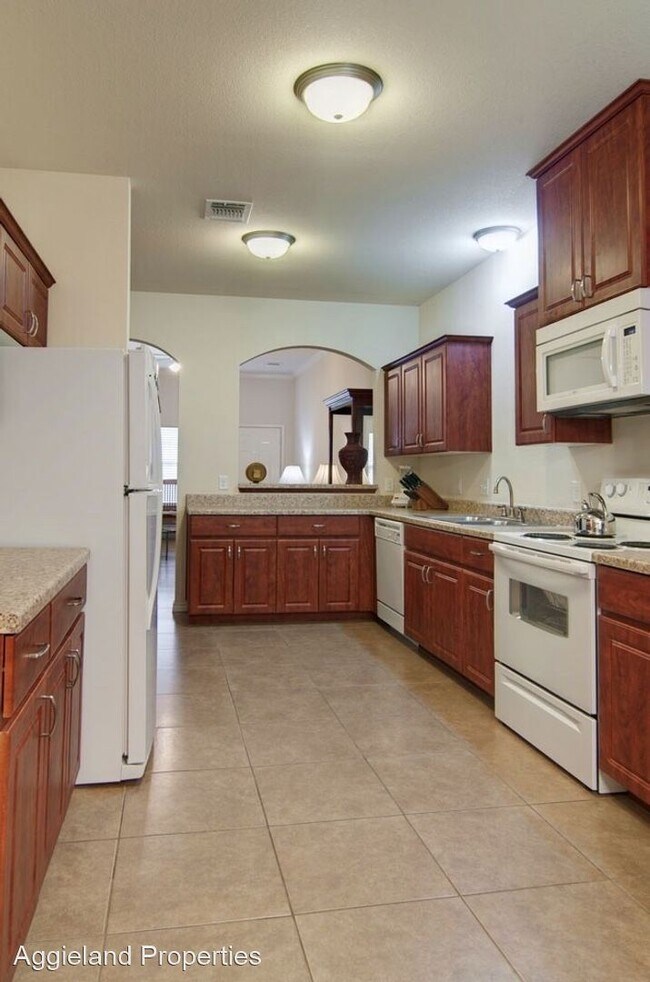 Building Photo - 3 br, 3 bath House - 4449 Reveille
